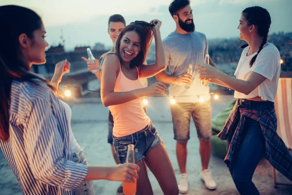 Ευτυχισμένοι Φίλοι Κάνουν Πάρτι Στην Οροφή Διασκέδαση Καλοκαίρι Πόλη Τρόπο — Φωτογραφία Αρχείου