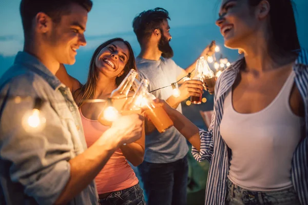 Gruppo Amici Felici Che Fanno Festa Sul Tetto — Foto Stock