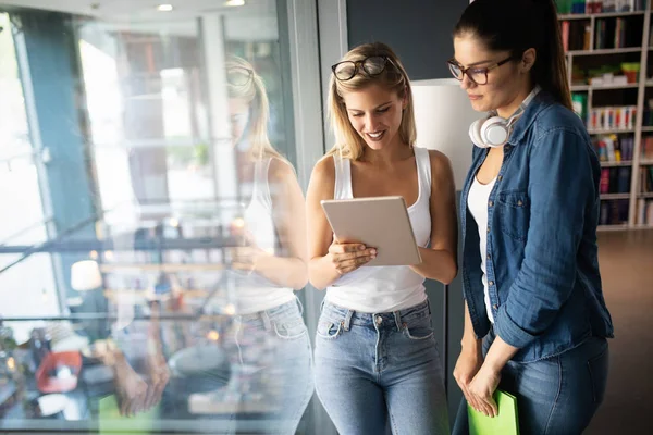 Glad Grupp Vänner Som Studerar Tillsammans Universitets Området — Stockfoto