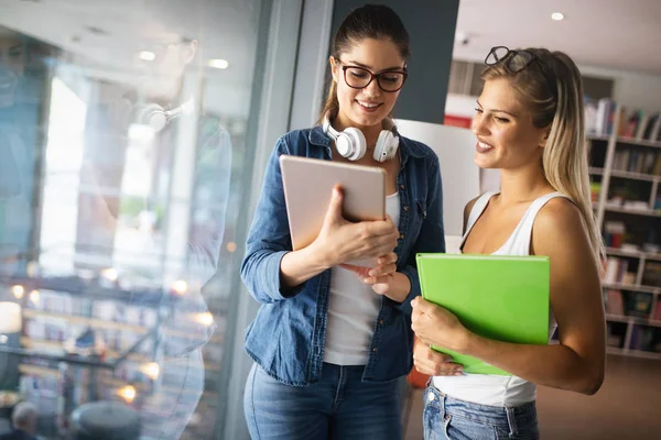 Glückliche Junge Universitätsstudenten Die Zusammen Studieren Gruppe Von Multirassischen Menschen — Stockfoto