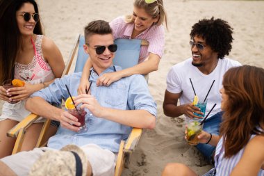 Yaz tatilleri, tatil ve insan konsepti. Sahilde eğlenmek grup arkadaş.