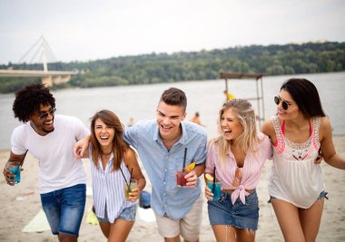 Plaj tatil zevk ve eğleniyor arkadaş grubu