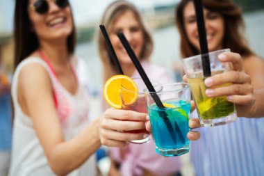 Plajda eğleniyor genç arkadaşlar grubu. Yaz, tatiller, tatil konsepti.