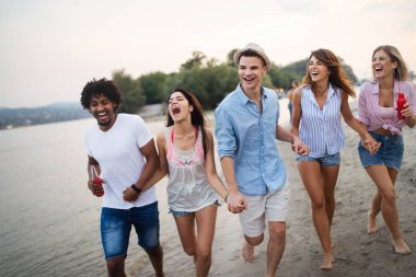 Plajda asılı arkadaş grubu. Tatil konsepti