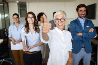 Modern şirkette başarıyı kutlayan mutlu iş adamları.