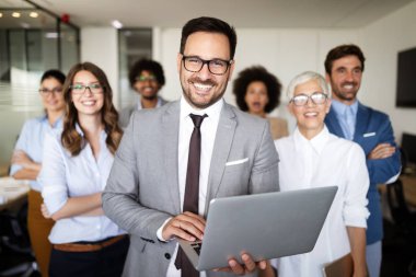 İş adamları konferansta ve modern ofiste toplanıyorlar.