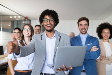 Başarılı şirket modern ofis mutlu işçiler ile