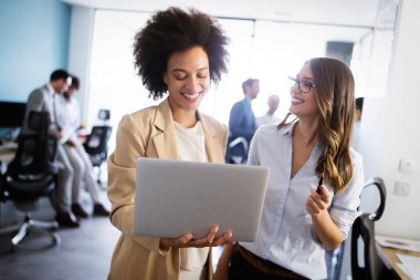 Modern bilişim şirketinde işbirliği yapan programcılar uygulama geliştiriyor