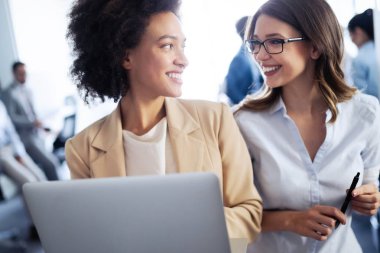 Ofisteki insanlardan oluşan başarılı bir iş grubu.