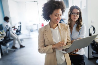 Modern bilişim şirketinde işbirliği yapan programcılar uygulama geliştiriyor