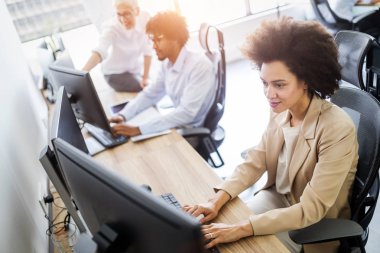 Modern bilişim şirketinde işbirliği yapan programcılar uygulama geliştiriyor