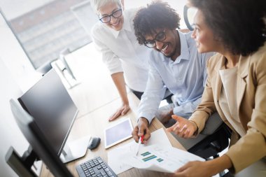 Modern ofiste başarılı bir iş adamı grubu