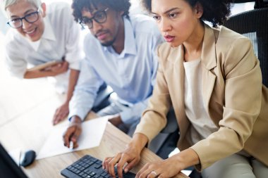 Ofisteki iş projesinde çalışan yaratıcı iş adamları