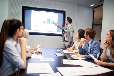 İş adamları konferansta ve modern ofiste toplanıyorlar.