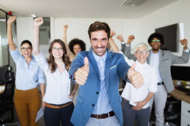 Modern ofiste başarılı bir iş adamı grubu