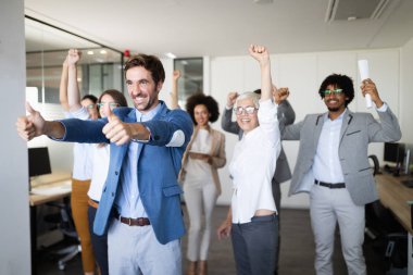 Başarılı şirket modern ofis mutlu işçiler ile