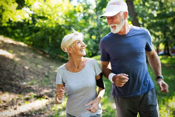 Couple Sénior Jogging Course Plein Air Dans Nature — Photo