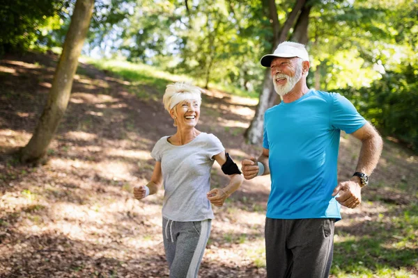 Senior Cuplu Jogging Rulează Aer Liber Natură — Fotografie, imagine de stoc