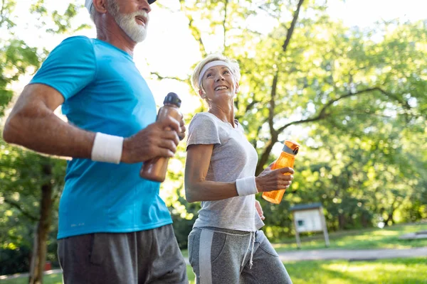 Šťastný Pár Senior Pobyt Fit Cvičení Běhání — Stock fotografie