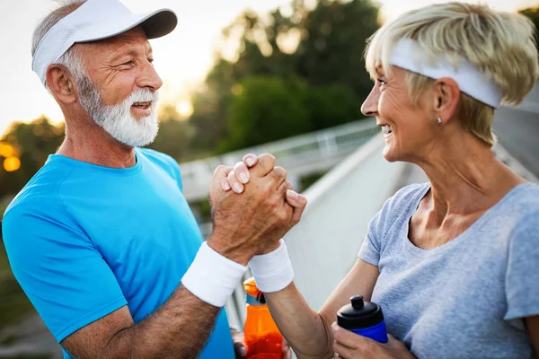 Gelukkige Senior Paar Blijven Passen Door Oefening Joggen — Stockfoto