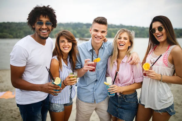 友人のグループは ビーチでカクテルを飲みながらたむろしています 休暇の概念 — ストック写真