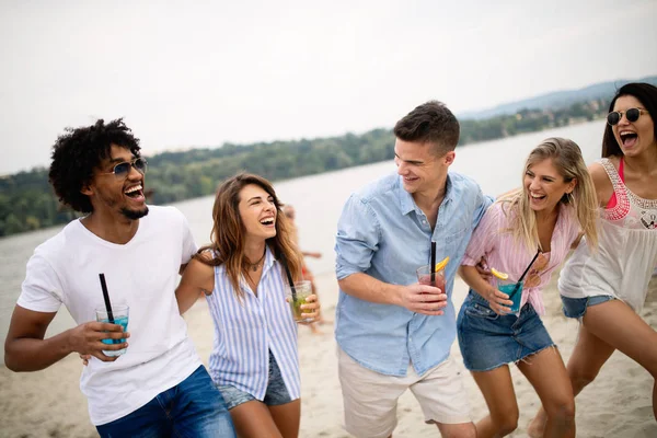 Ευτυχισμένοι Άνθρωποι Που Διασκεδάζουν Στις Καλοκαιρινές Διακοπές Φίλοι Διακοπές Καλοκαιρινή — Φωτογραφία Αρχείου