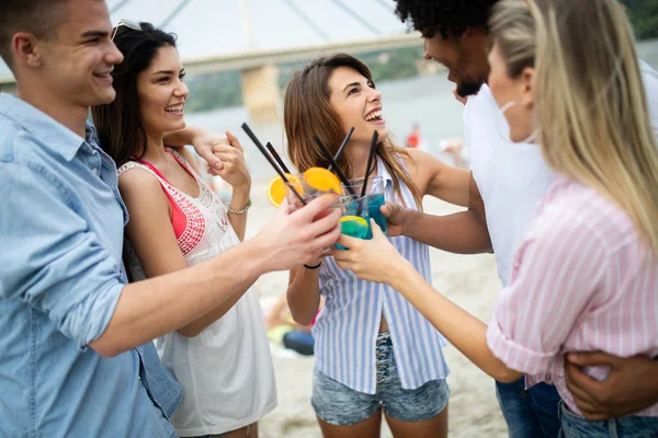 Pessoas Felizes Divertindo Nas Férias Verão Amigos Férias Conceito Verão — Fotografia de Stock