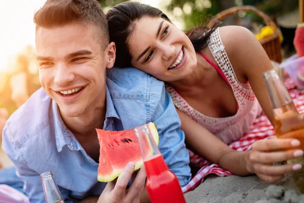 Glada Unga Vänner Att Kul Stranden Och Äta Vattenmelon — Stockfoto