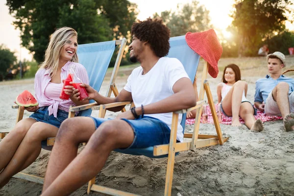 Persone Felici Che Divertono Durante Vacanze Estive Amici Vacanza Concetto — Foto Stock