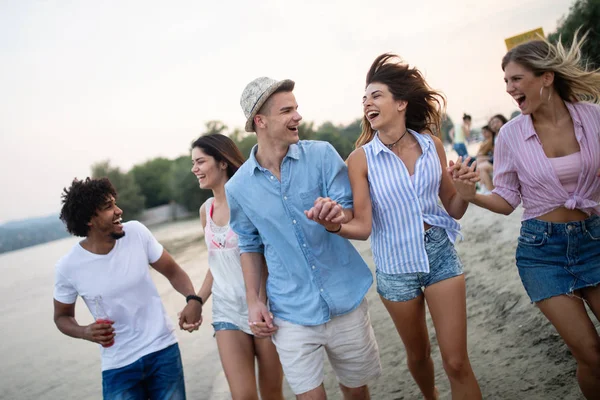 Férias Verão Férias Conceito Pessoas Grupo Amigos Divertindo Praia — Fotografia de Stock