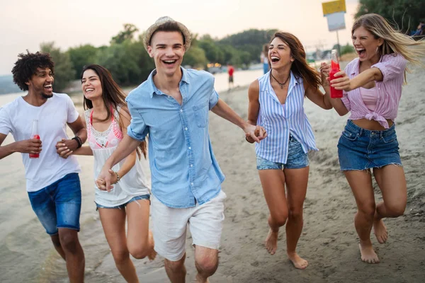 Porträtt Glada Unga Vänner Som Har Roligt Stranden Multiras Grupp — Stockfoto