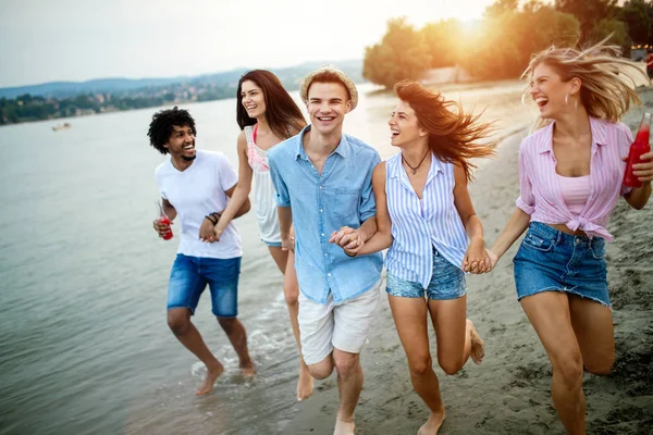 Persone Felici Che Divertono Durante Vacanze Estive Amici Vacanza Concetto — Foto Stock