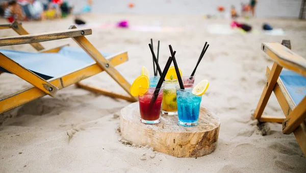 Exotic Summer Drinks Blur Sandy Beach Background Vacation Concept — Stock Photo, Image