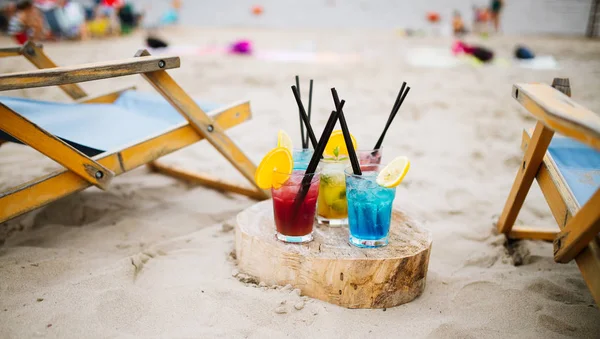 Exotische Zomer Drankjes Vervagen Zandstrand Achtergrond Vakantie Concept — Stockfoto