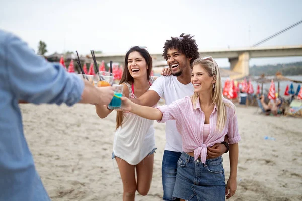 Grupo Amigos Saindo Com Coquetéis Praia Conceito Férias — Fotografia de Stock