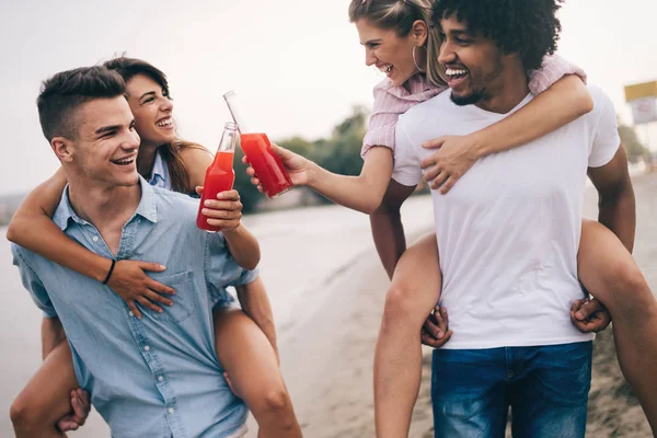 Grupo Jóvenes Amigos Divirtiéndose Playa Verano Vacaciones Concepto Vacaciones — Foto de Stock