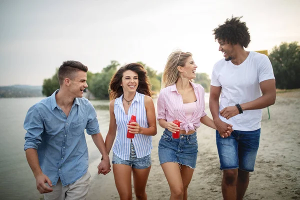 Grupo Amigos Pasando Buen Rato Playa Fiesta Verano — Foto de Stock