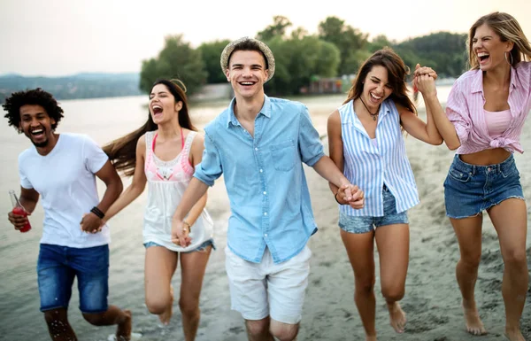 Sommerferien Urlaub Und Personenkonzept Gruppe Von Freunden Amüsiert Sich Strand — Stockfoto