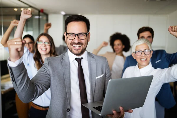 Equipe Negócios Celebrando Bom Trabalho Escritório Moderno — Fotografia de Stock