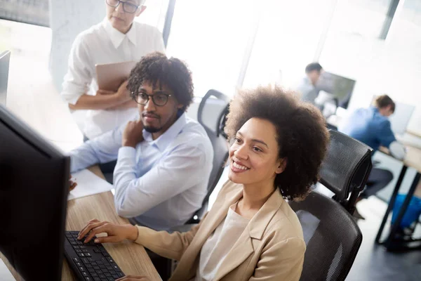 Programadores Trabalhando Escritório Empresa Desenvolvimento Software — Fotografia de Stock