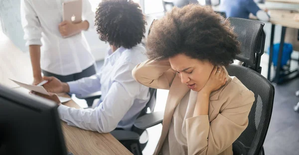 Joven Mujer Negra Negocios Que Tiene Estrés Dolor Oficina —  Fotos de Stock