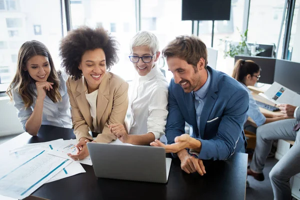 Des Gens Affaires Heureux Qui Travaillent Réfléchissent Bureau — Photo