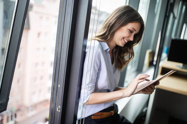 Mujer Feliz Gerente Sosteniendo Almohadilla Táctil Pensando Algo Bueno — Foto de Stock