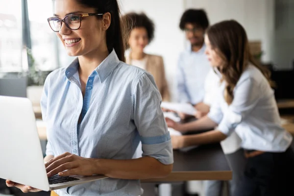 Des Gens Affaires Heureux Qui Travaillent Réfléchissent Bureau — Photo