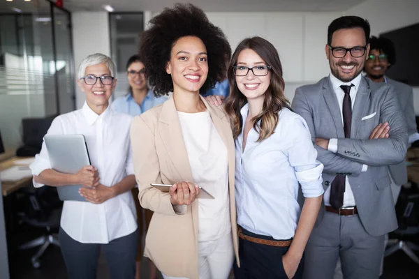 Glada Affärsmän Som Arbetar Och Brainstorming Kontoret — Stockfoto