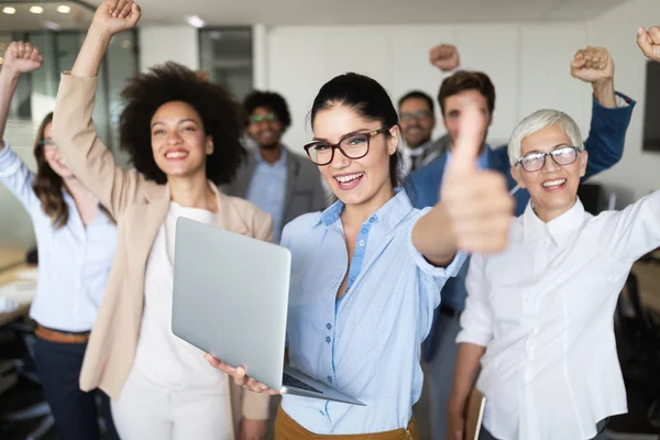 Kelompok Orang Bisnis Yang Sukses Senang Kantor — Stok Foto