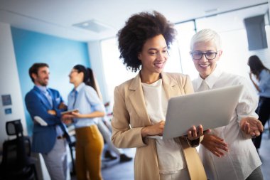 Ofisteki insanlardan oluşan başarılı bir iş grubu.