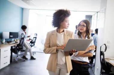 Ofisteki insanlardan oluşan başarılı bir iş grubu.