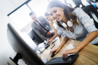 Ofiste çalışan ve beyin fırtınası yapan mutlu iş adamları