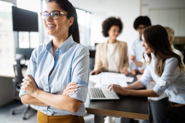 Bir grup başarılı iş adamı ofiste çalışıyor.